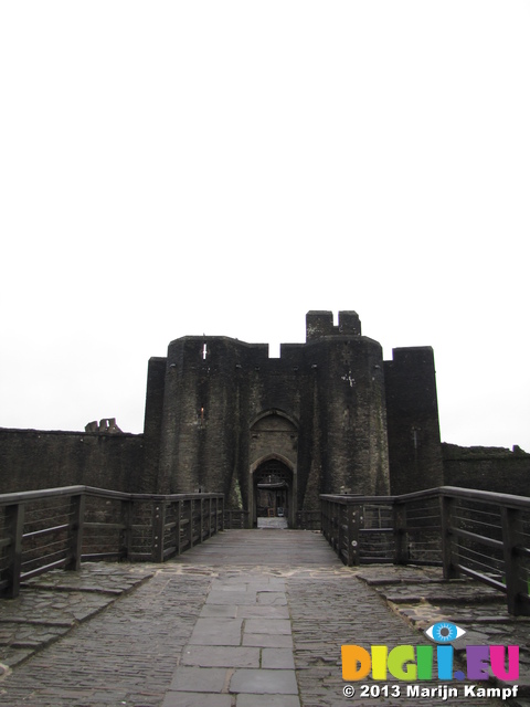 SX33156 Caerphilly Castle entrance